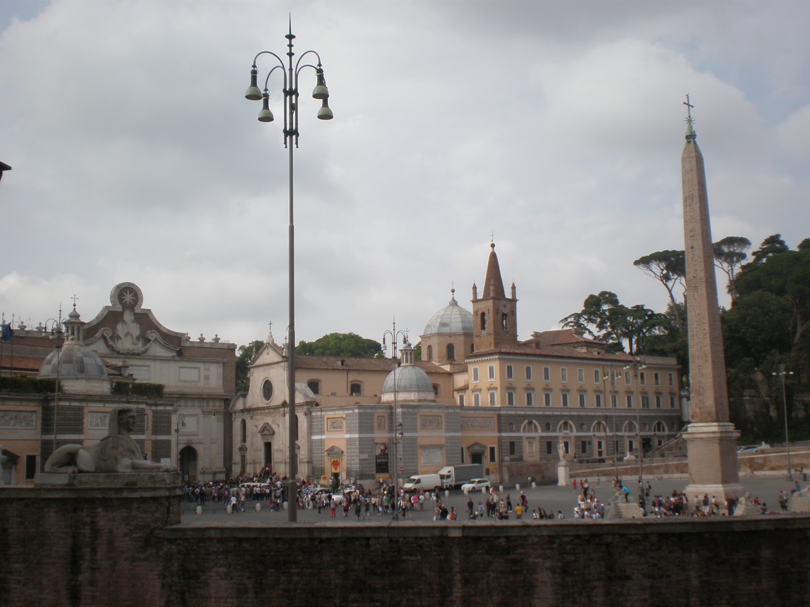 Площадь перед церковью Санта-Мария дель Пополо, Рим.