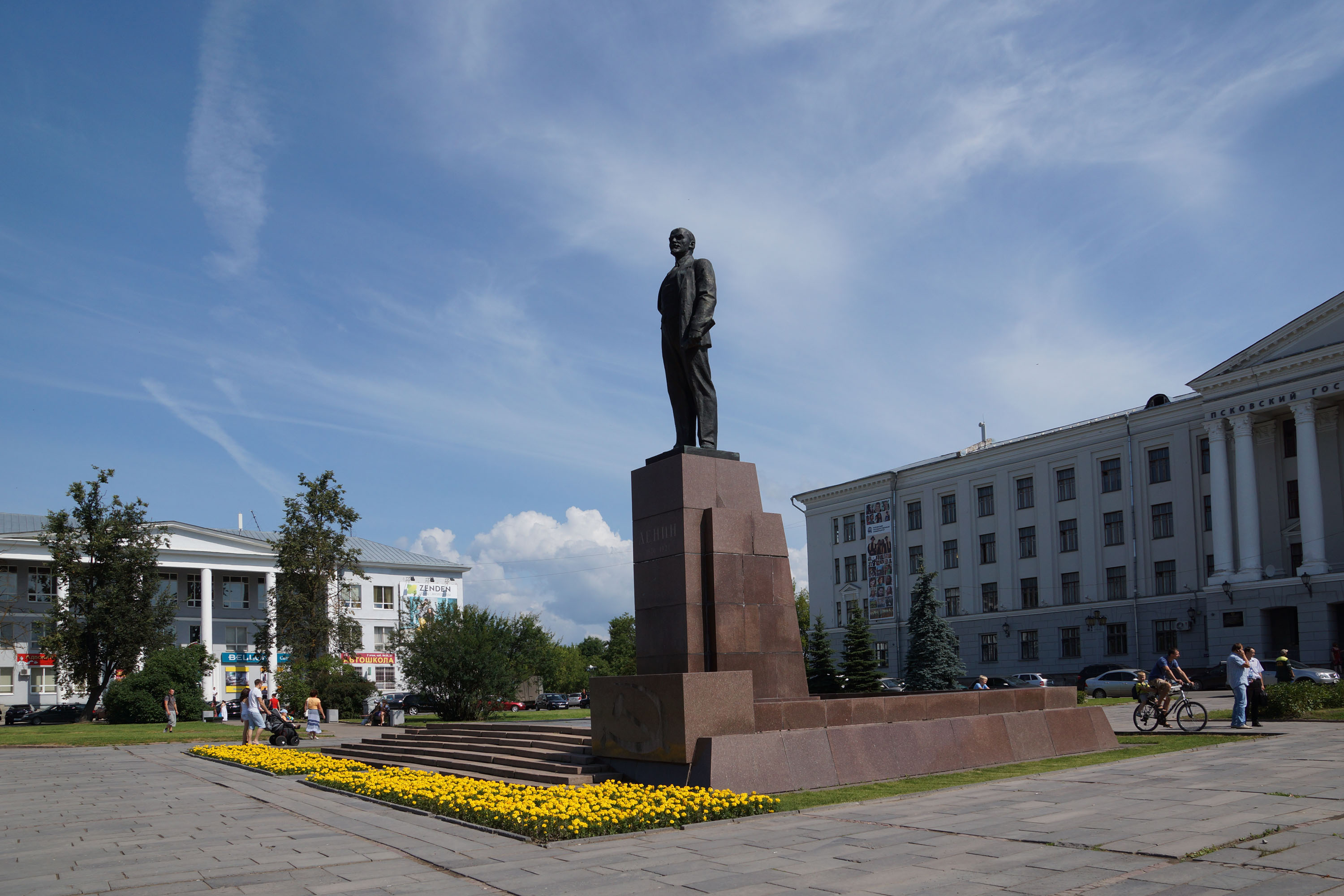 Псков (площадь Ленина). Памятник Ленину.