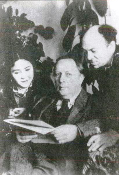 А. Н. Толстой, актриса Х. Насырова и С. Михоэлс. Ташкент. 1945.