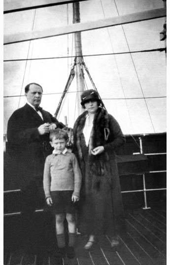 Алексей Толстой, его третья жена Наталья Крандиевская и их сын Никита.