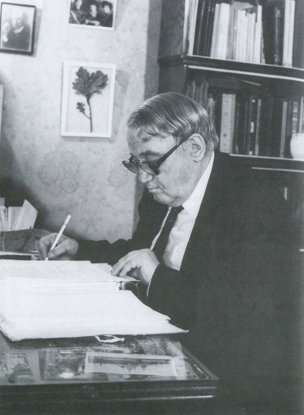 Лев Николаевич Гумилёв в рабочем кабинете. Ленинград, около 1990.