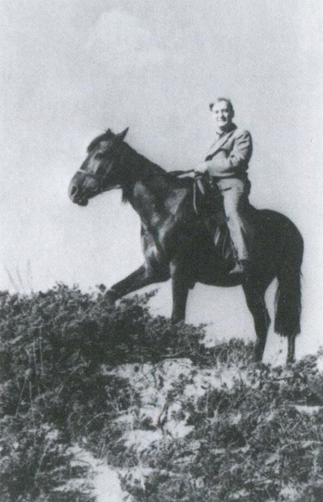 В экспедиции. 1964. Гумилёв-младший не был таким лихим кавалеристом, как отец, но крепко сидел в седле.