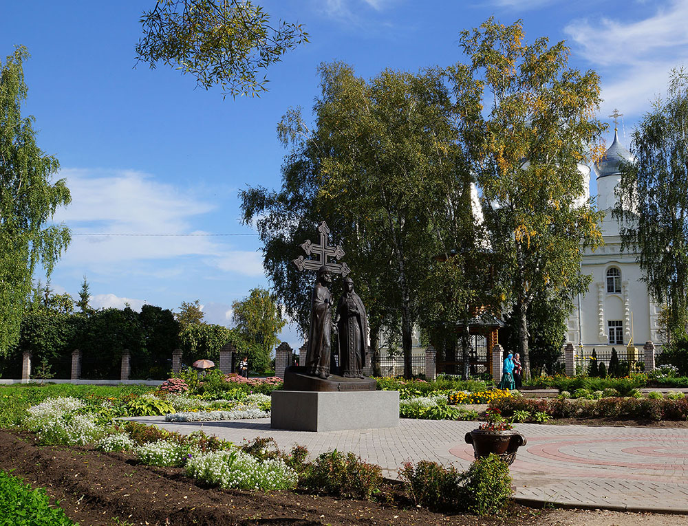 Великий Новгород. Памятник Петру и Февронии. 2012 год.
