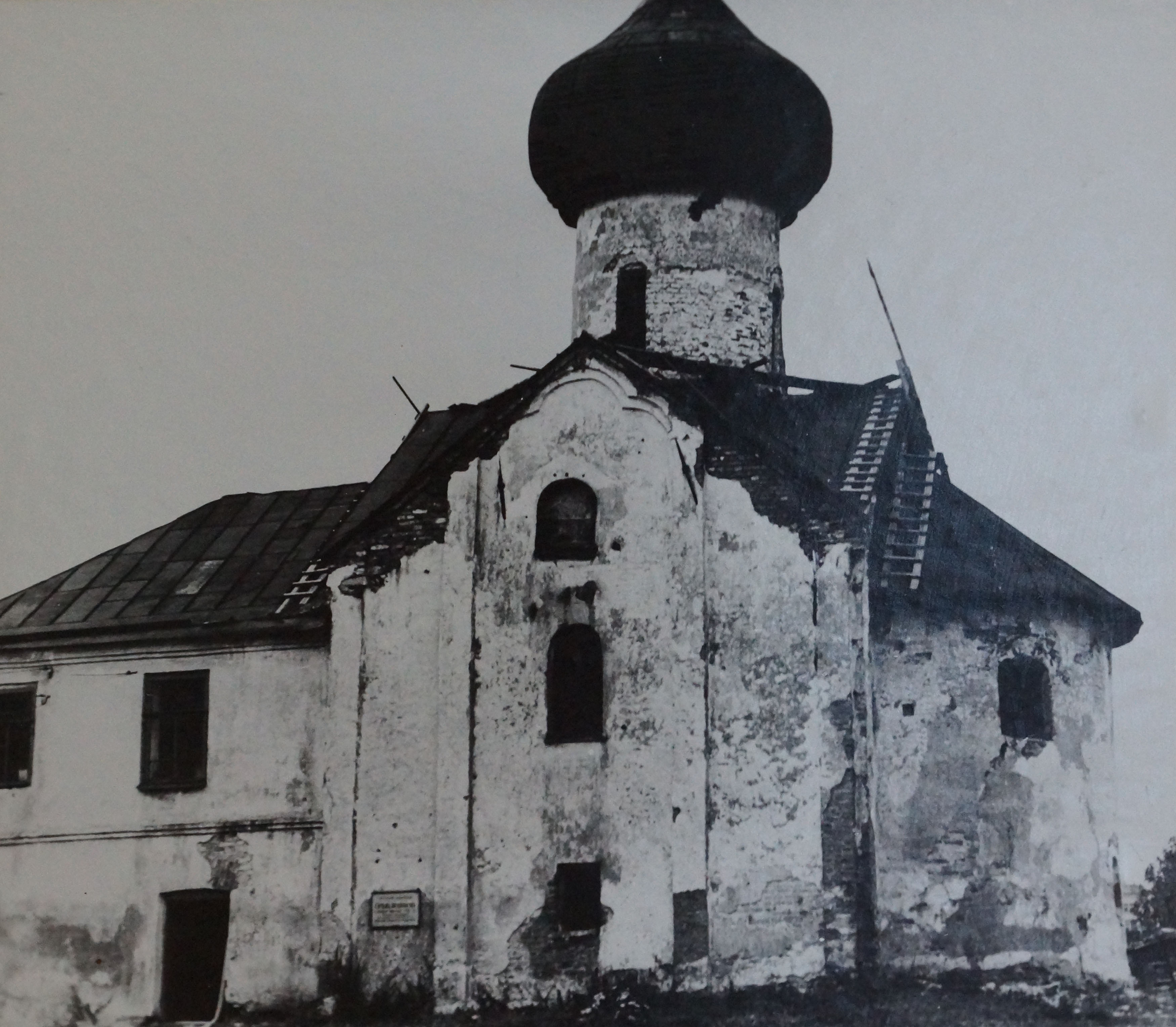 Великий Новгород. Зверин монастырь. Церковь Симеона Богоприимца. Вид с юга до реставрации.