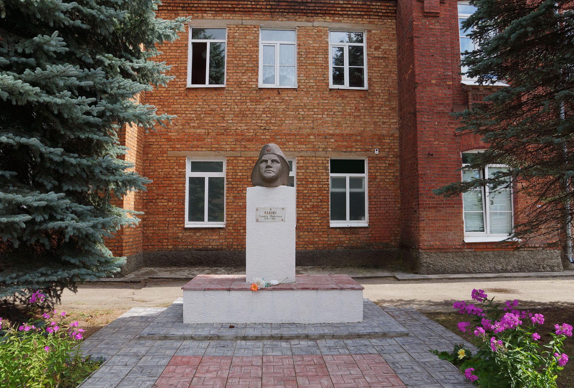 Опочка, Псковская область. Памятник Тамаре Павловне Калнин.