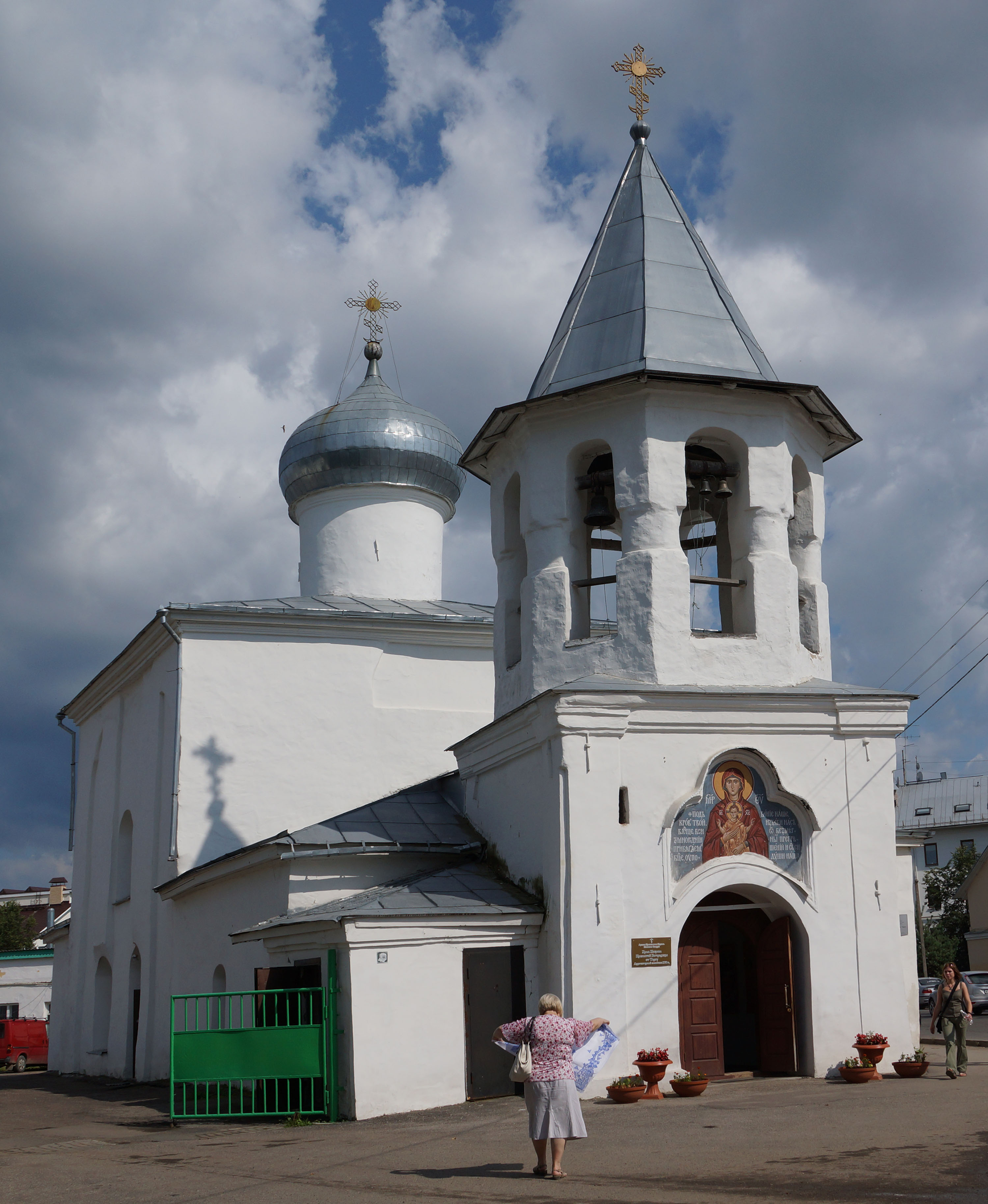 Псков. Церковь Покрова от Торга. XVII-XIX века.