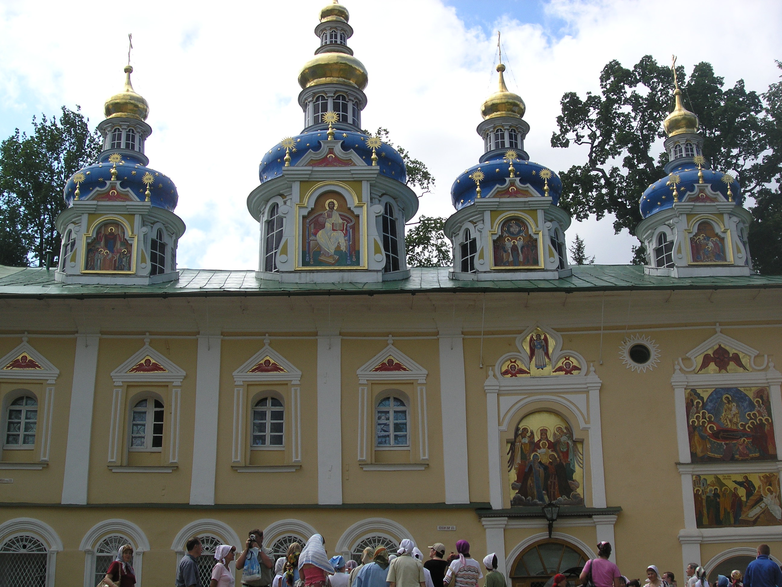 Псково-Печерский монастырь. Церковь Покровская.