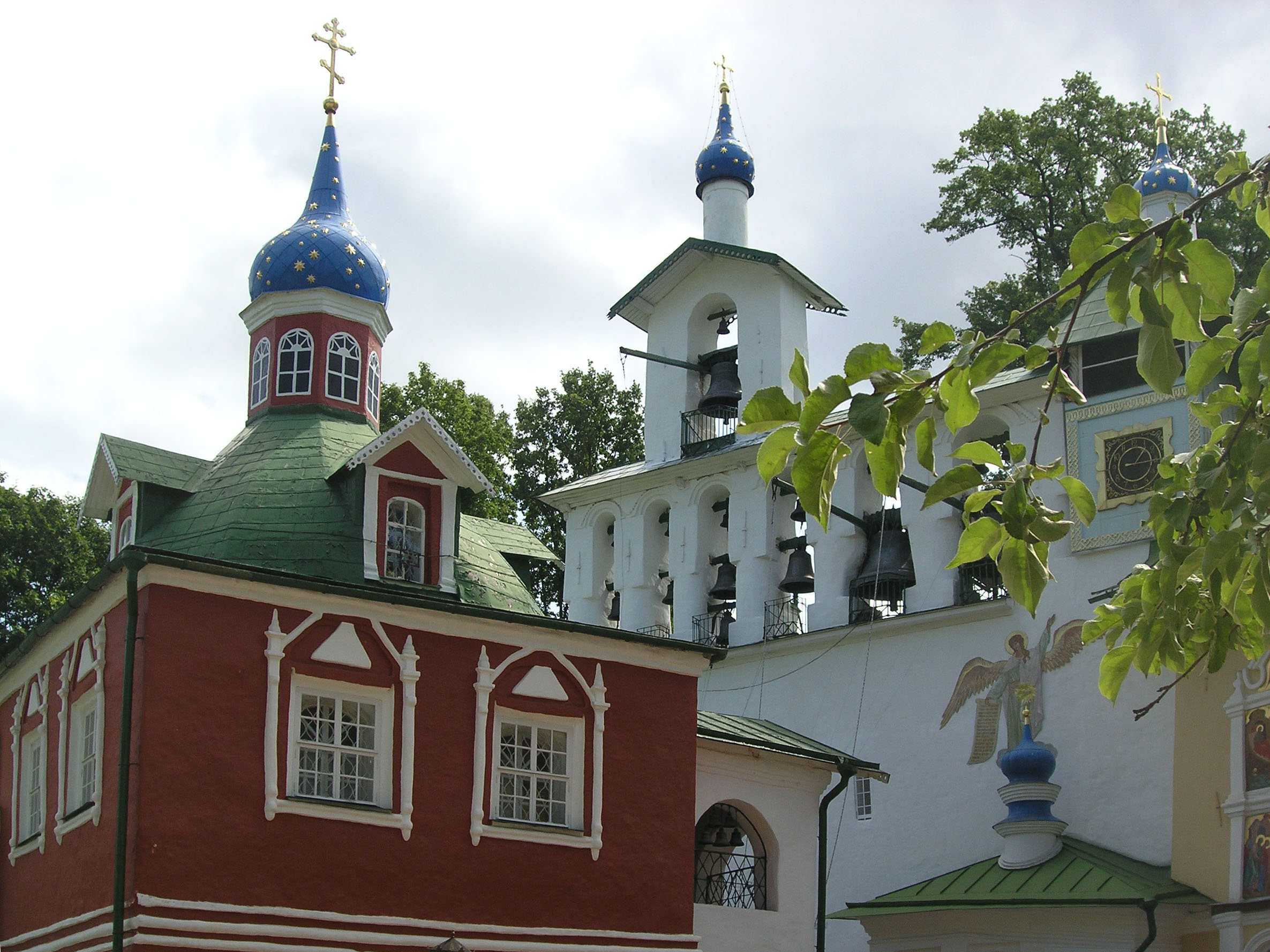 Псково-Печерский монастырь. Большая звонница.