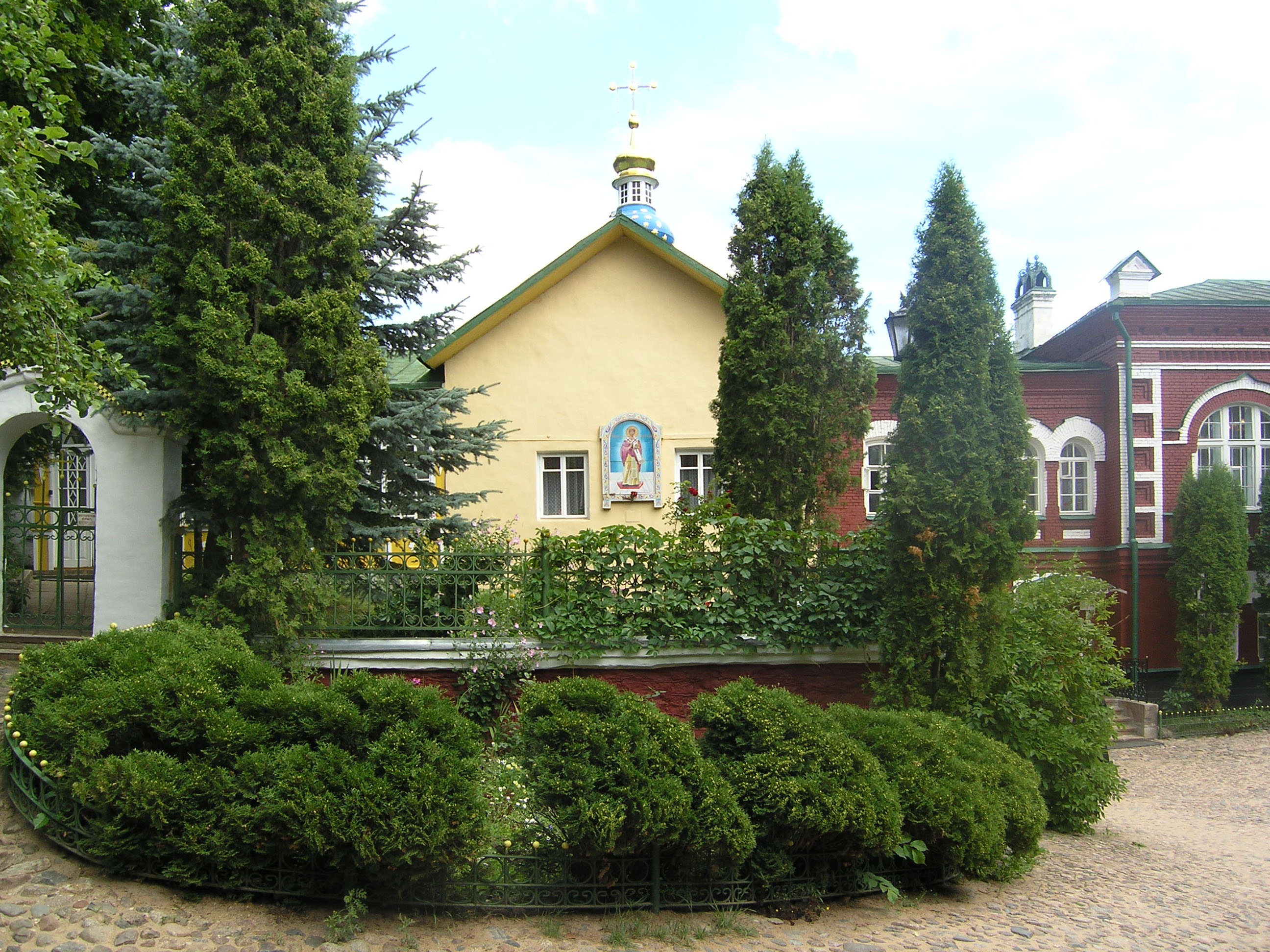 Псково-Печерский монастырь. Церковь Святого Лазаря.