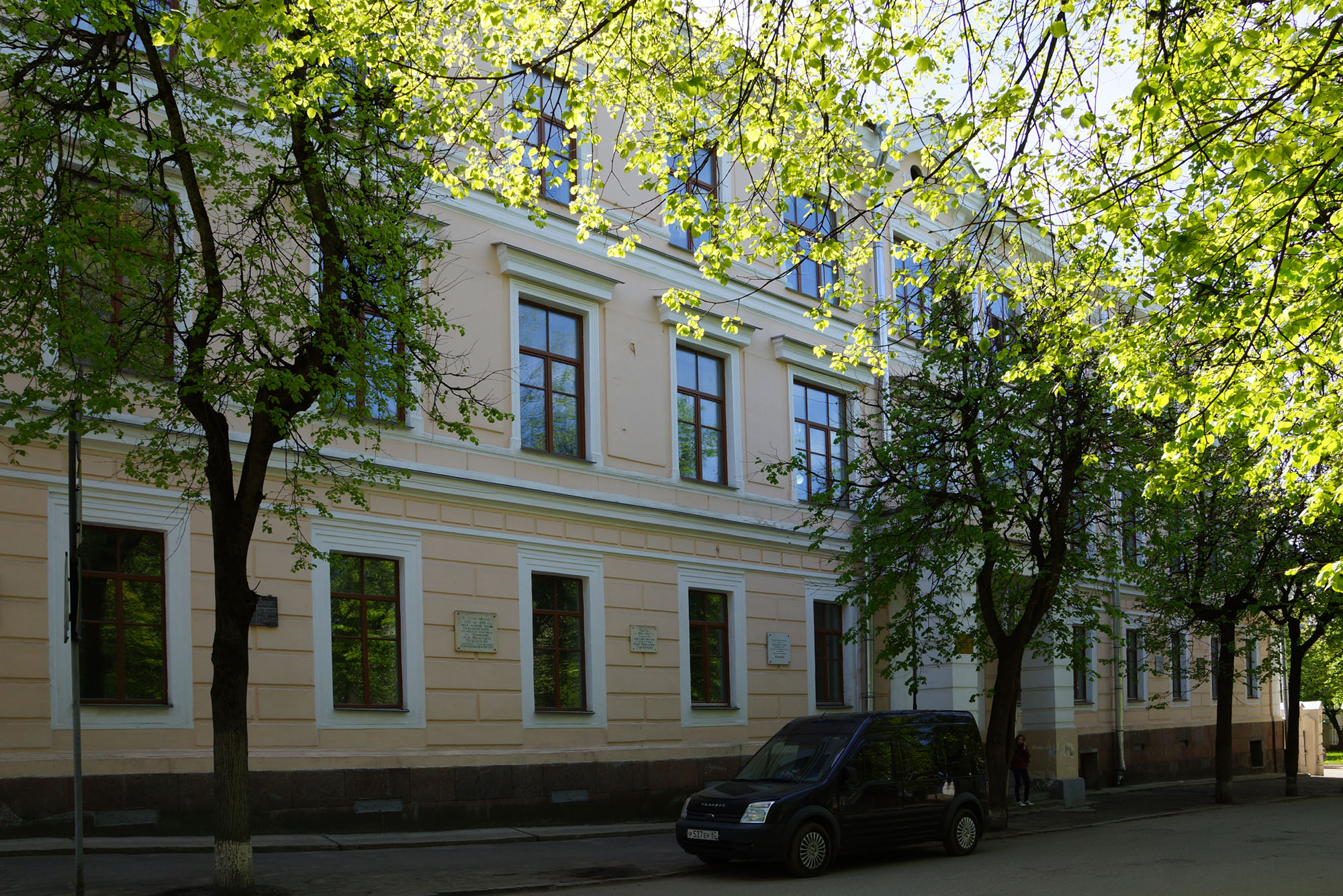 Псков (ул. Калинина, д. 5). Здание бывшей мужской гимназии.