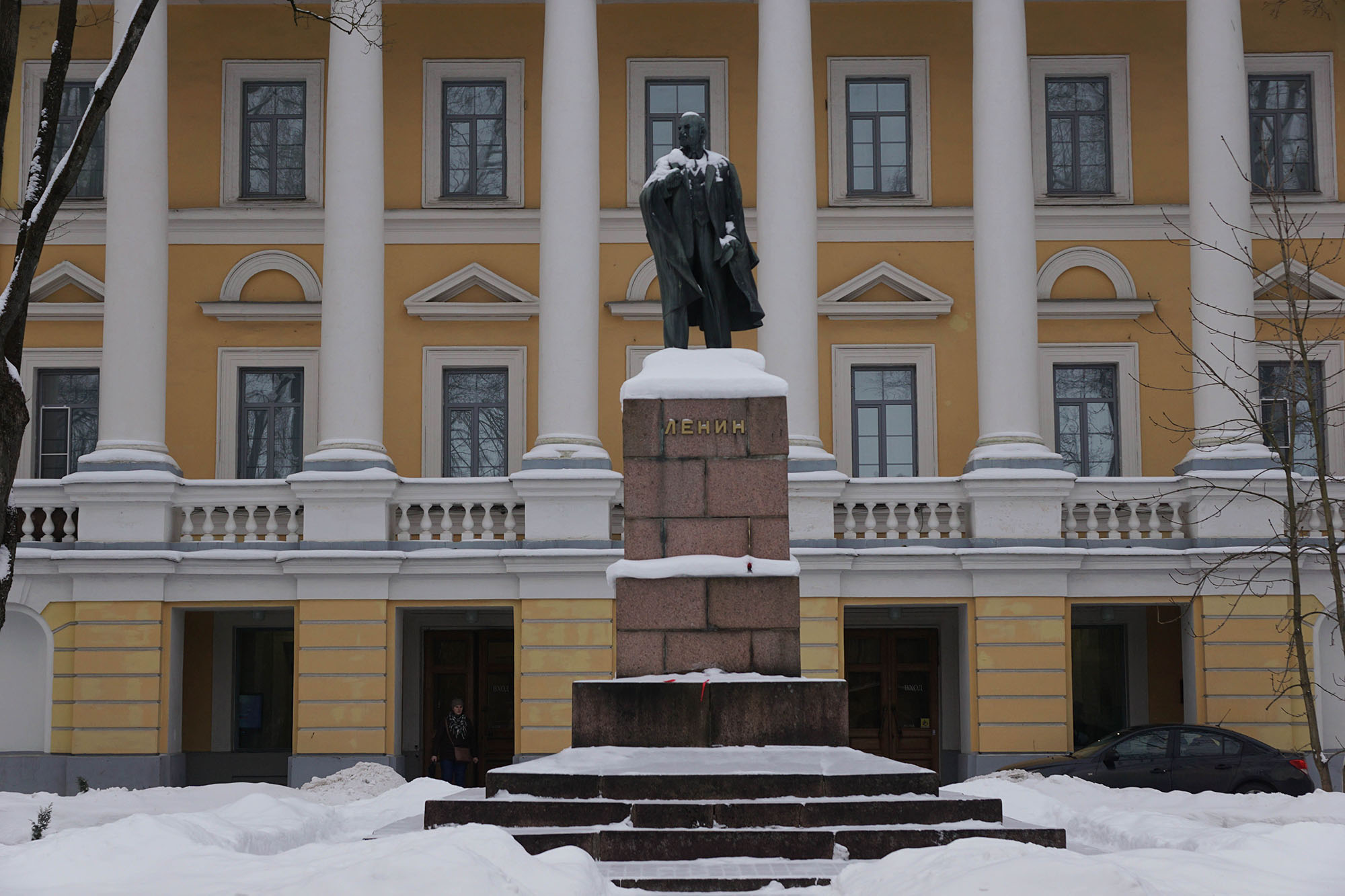 Псков (ул. Некрасова, у Дома Советов). Памятник Ленину.