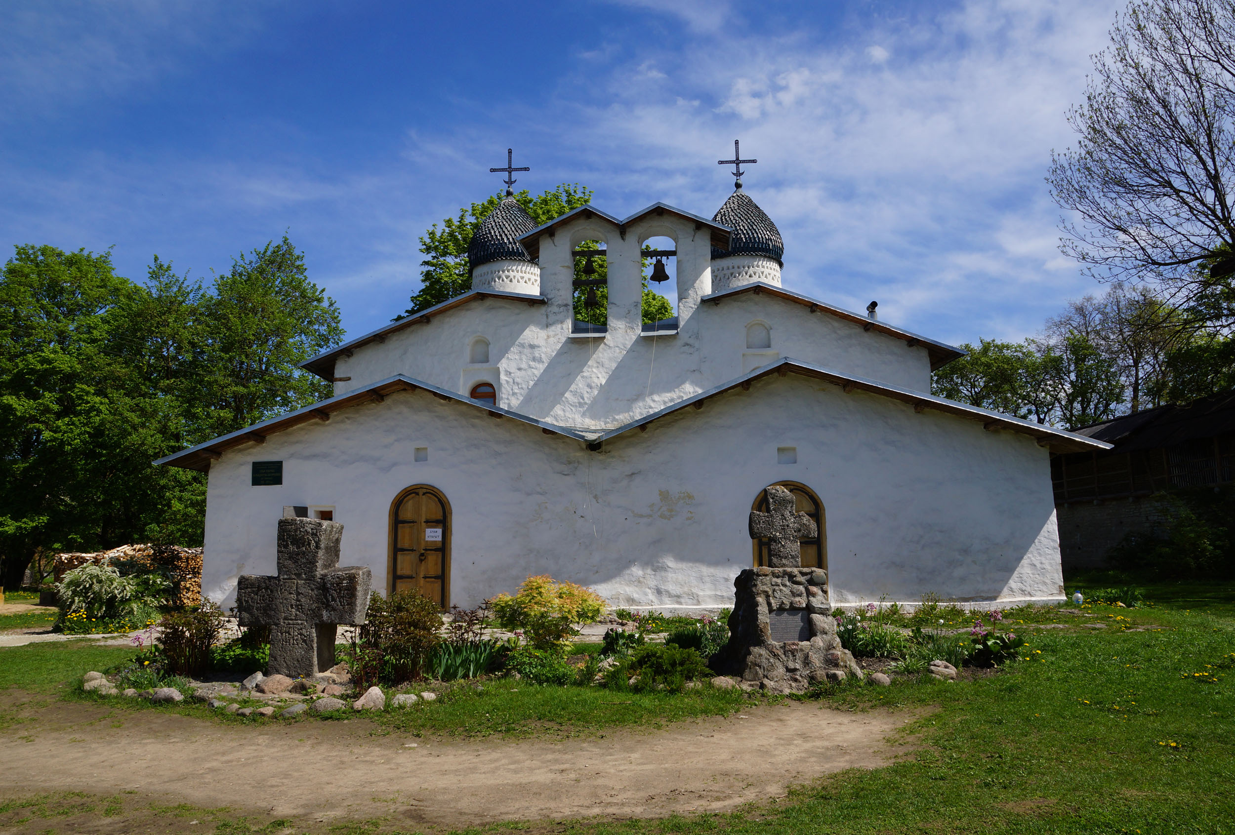 Псков (Церковь Покрова от Пролома). Каменные кресты.