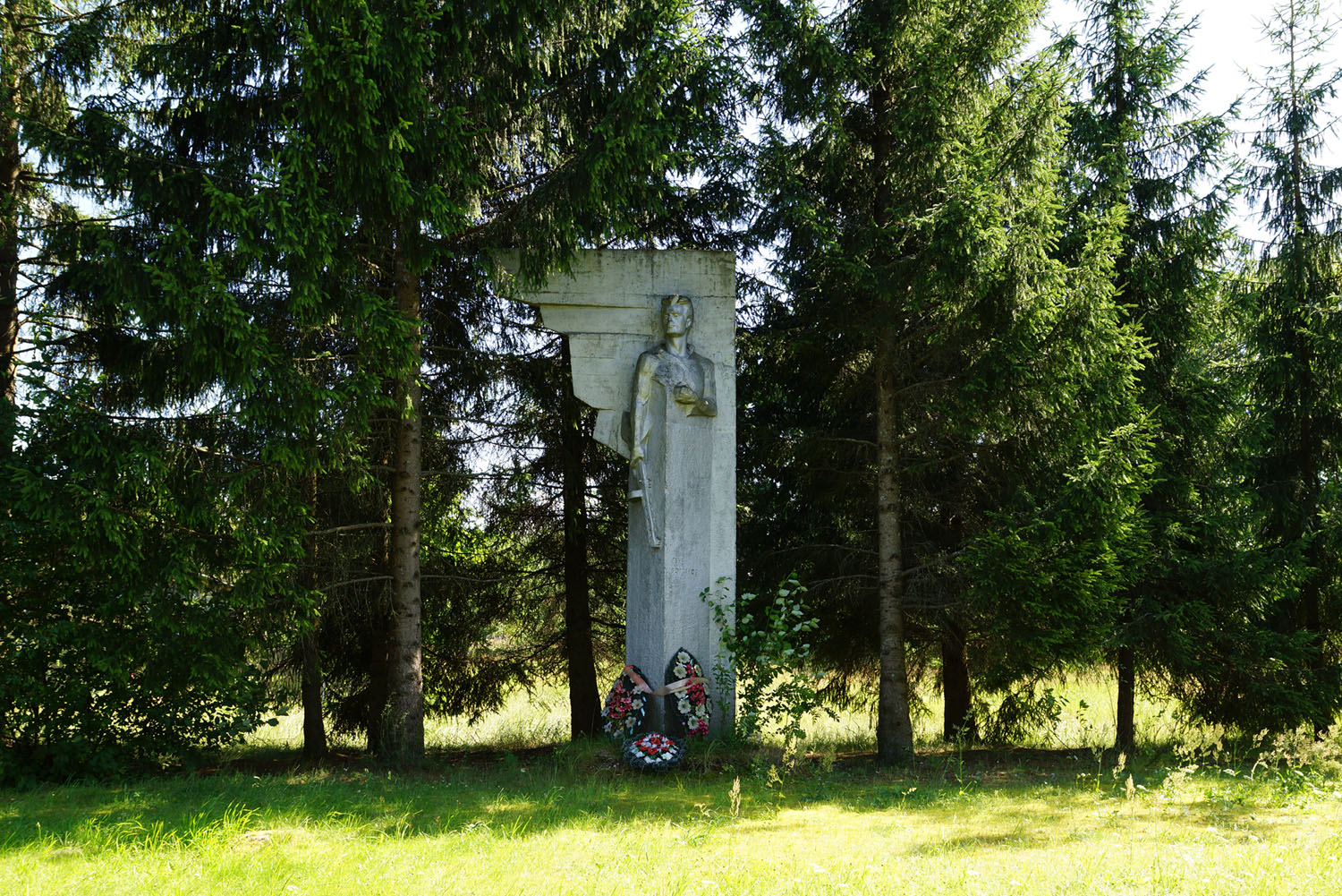 С. Ямм (улица Лёни Богданова). Памятник Лёне Богданову.