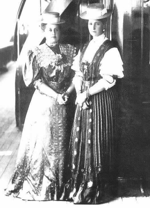 Императрица Александра Фёдоровна и Анна Вырубова на палубе императорской яхты.