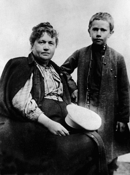 Алексей Толстой с матерью. 1895.