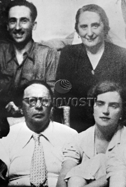Писатель А. Толстой,  его жена Людмила (в первом ряду справа) и Долорес Ибаррури (во втором ряду справа) в Мадриде. 1937.