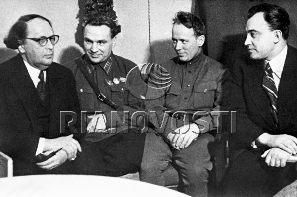Алексей Николаевич Толстой, Валерий Павлович Чкалов, Михаил Александрович Шолохов и Александр Евдокимович Корнейчук. 1938.