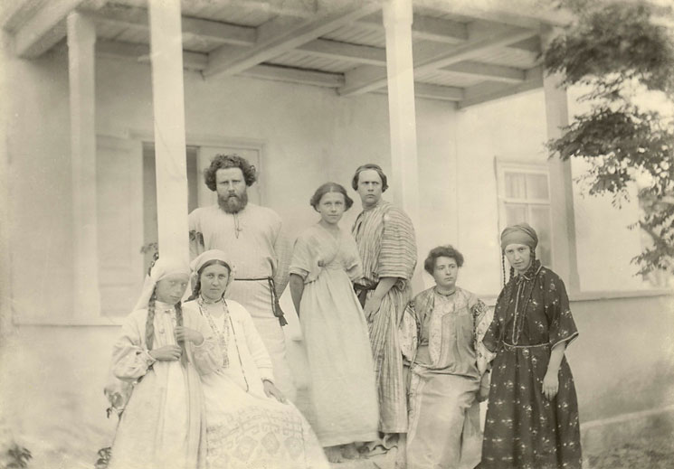 Фотография на террасе у дома Волошина. Слева направо: М. А. Волошин(третий), М. Н. Кларк, А. Н. Толстой, М. К. Гринвальд, С. И. Дымшиц-Толстая. Коктебель. 1909.