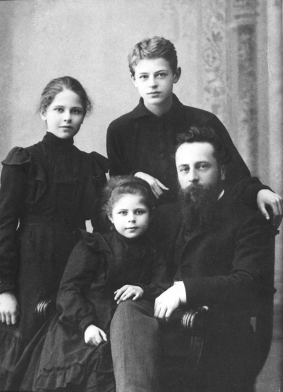 Туся (слева) с отцом, сестрой и братом.