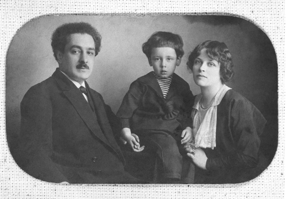 Наталья Крандиевская с мужем, известным петербургским адвокатом, Фёдором Волькенштейном и сыном Федей.